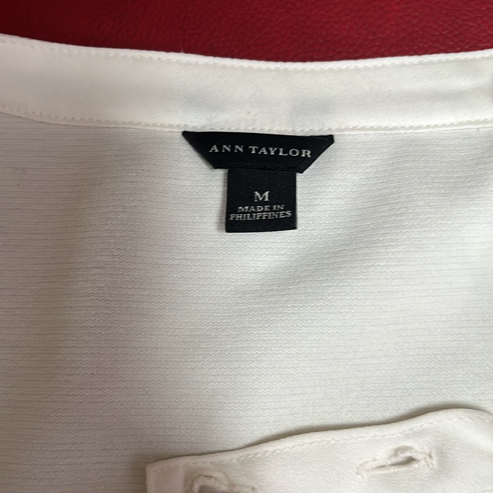 Ann Taylor peplum sleeveless elegant blouse cream- white size M - Picture 7 of 7